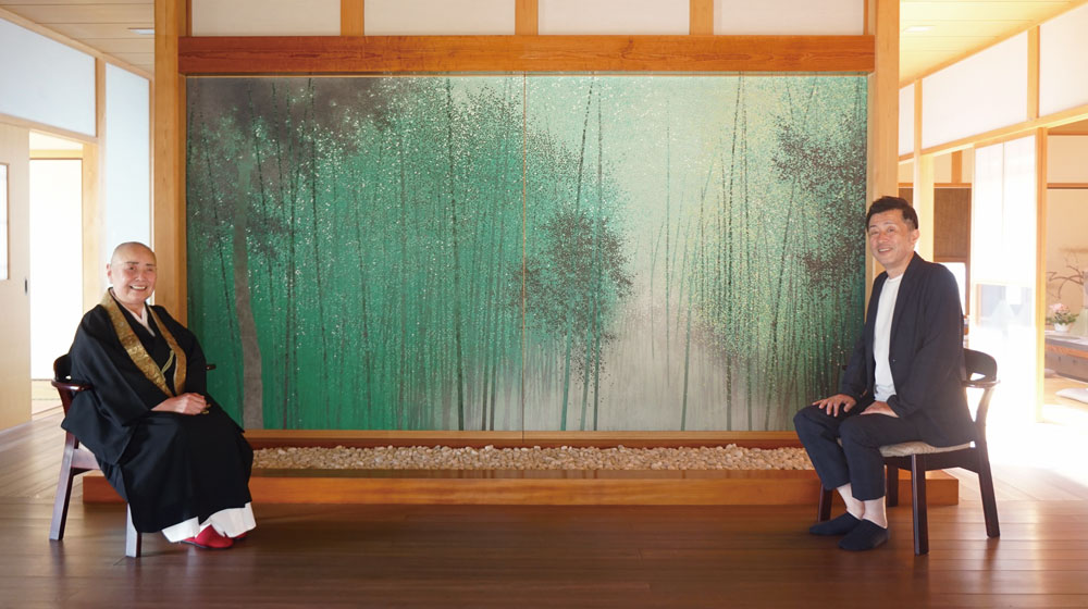 障壁画の前の斉藤和
